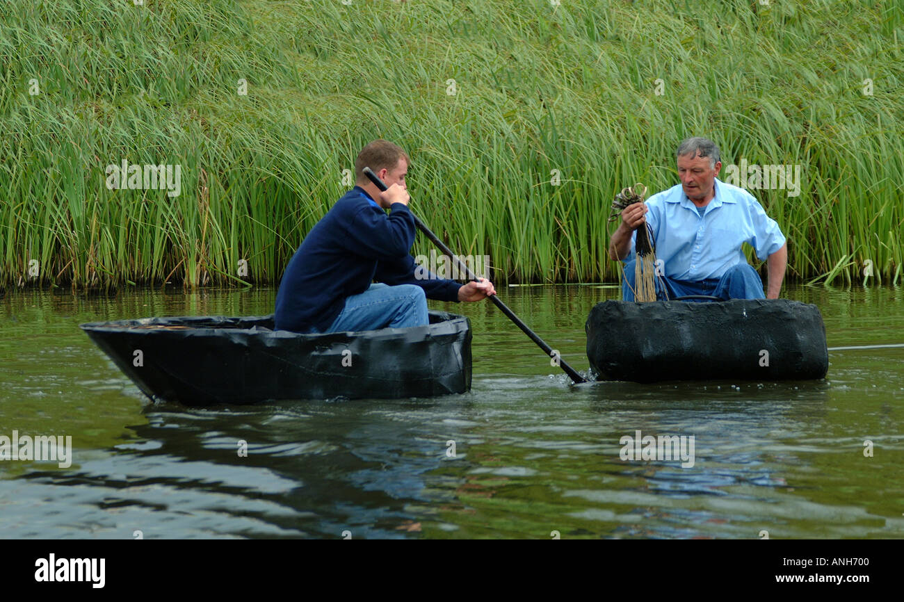 La pêche au filet à l'aide de deux coracles sur un lac au Pays de Galles Banque D'Images