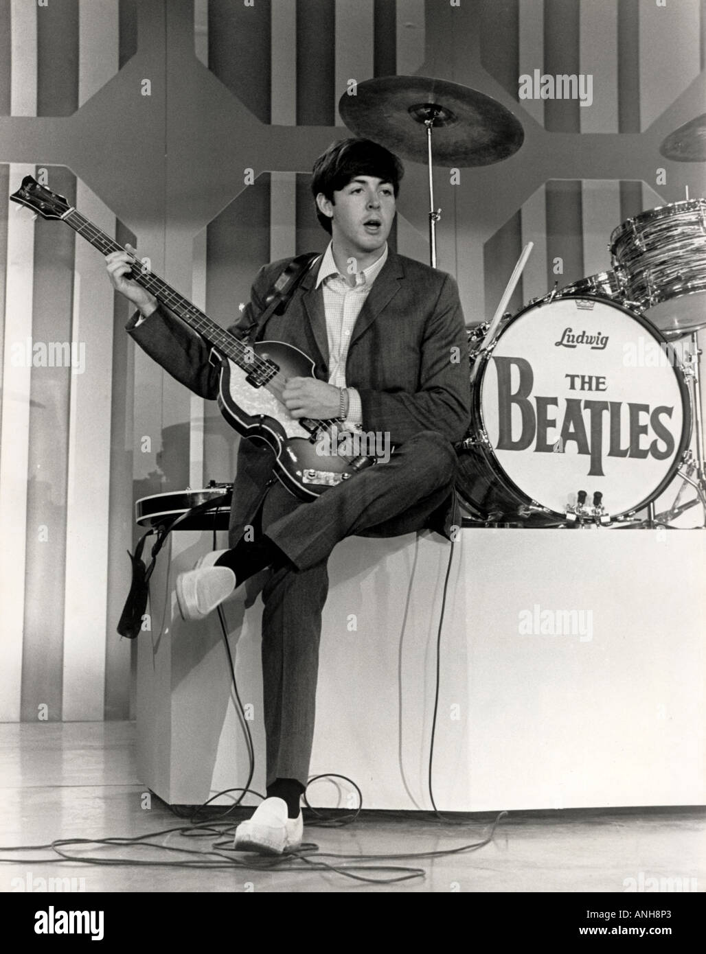 BEATLES Paul tunes sa guitare Rickenbaker avant d'apparaître sur les Etats-unis YV Ed Sullivan Show en février 1964 Banque D'Images