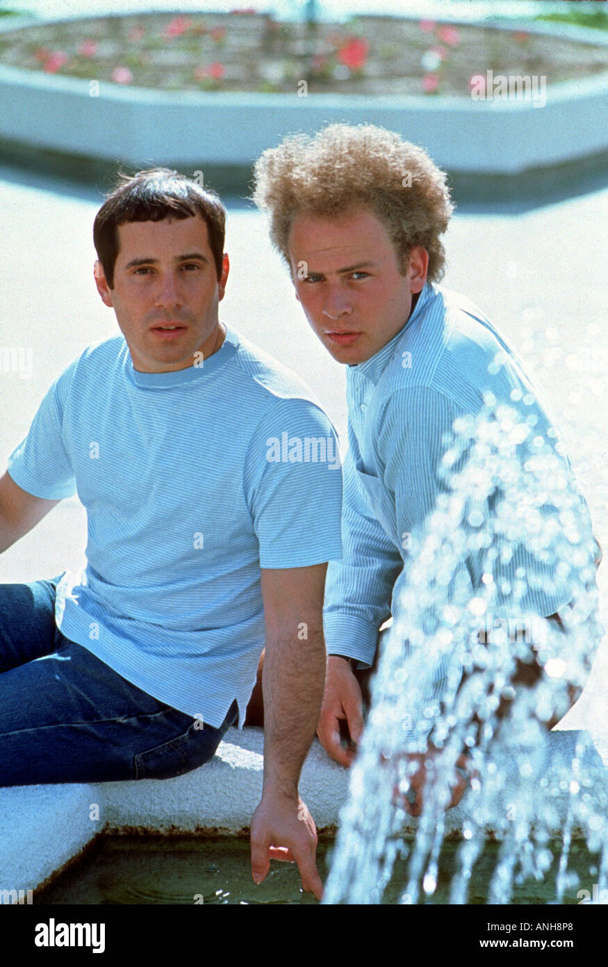 Paul Simon et Art Garfunkel-nous duo folk avec Simon à gauche Banque D'Images