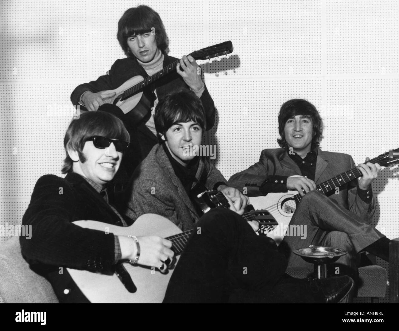 Avec les Beatles en 1965 guitares fait russe Banque D'Images