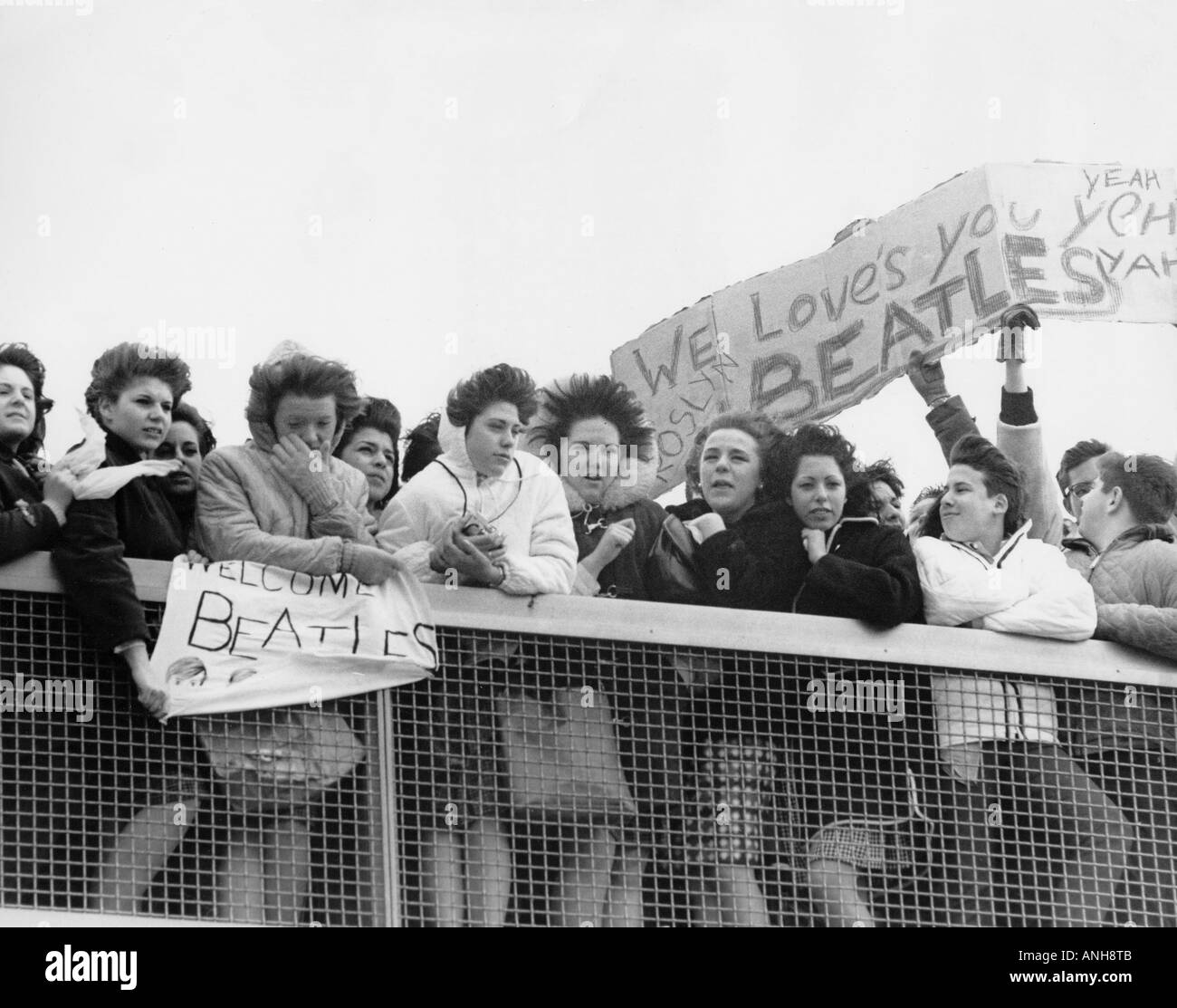 BEATLES fans américains attendent le groupe à l'aéroport de Londres en octobre 1964 aftger leur deuxième tournée américaine Banque D'Images