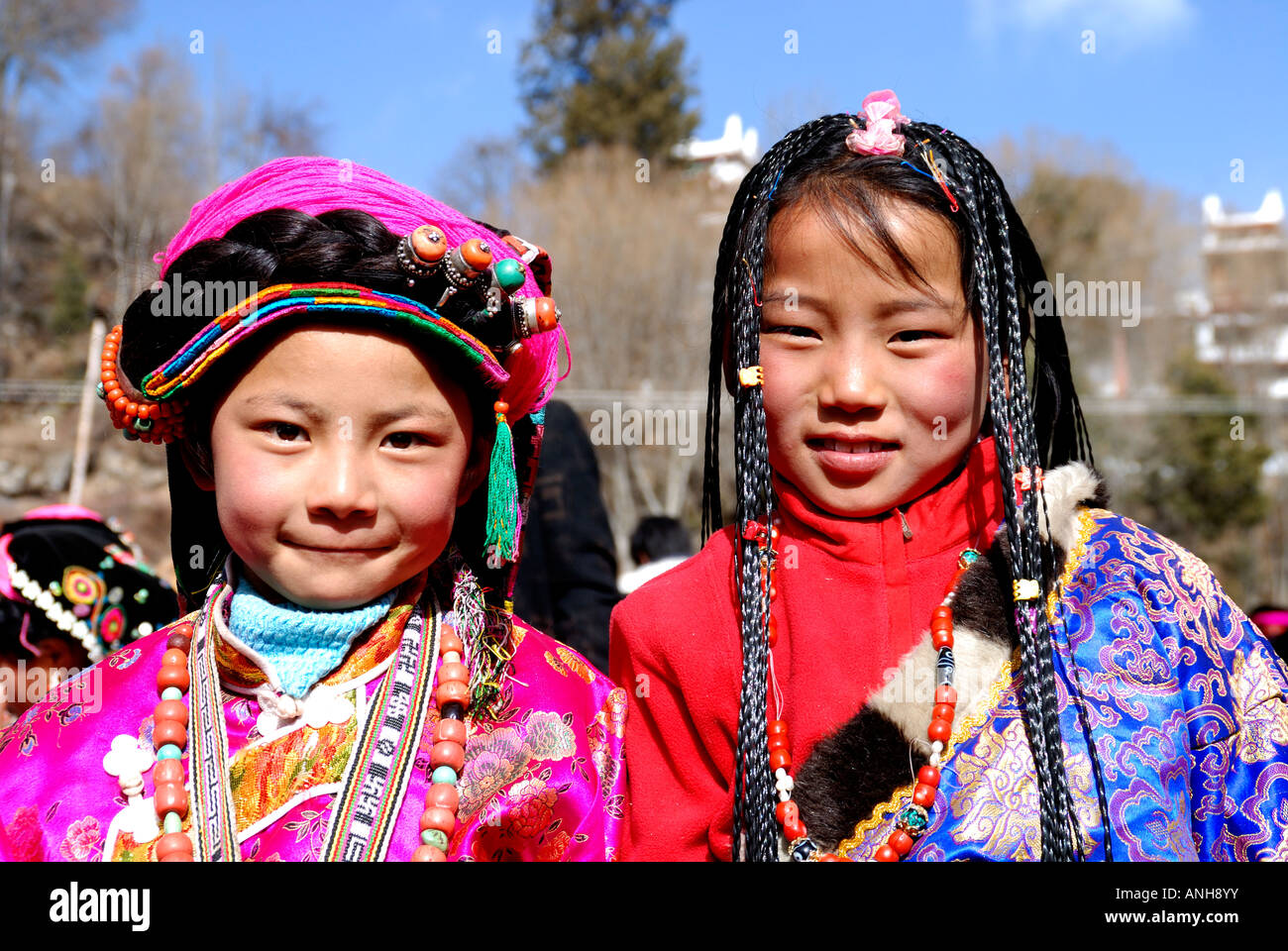 Traditional tibetan clothes Banque de photographies et d'images à haute  résolution - Alamy