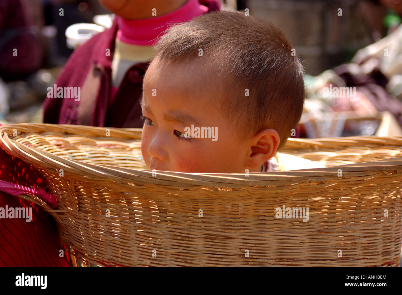 Chine Yunnan Kunming minorités lisu, grand-mère et petit-fils du festival Banque D'Images