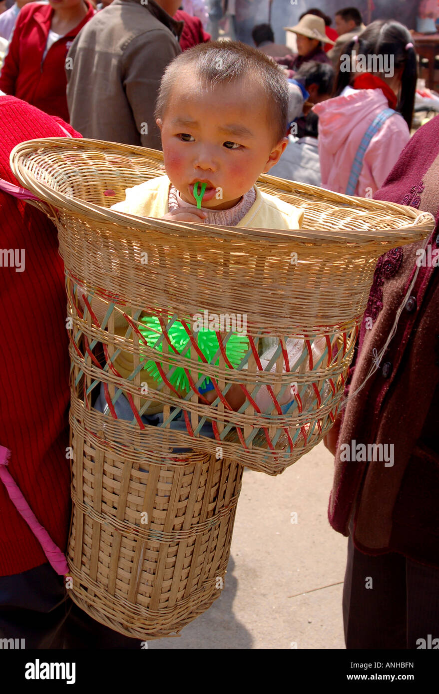 Chine Yunnan Kunming minorités lisu, grand-mère et petit-fils du festival Banque D'Images