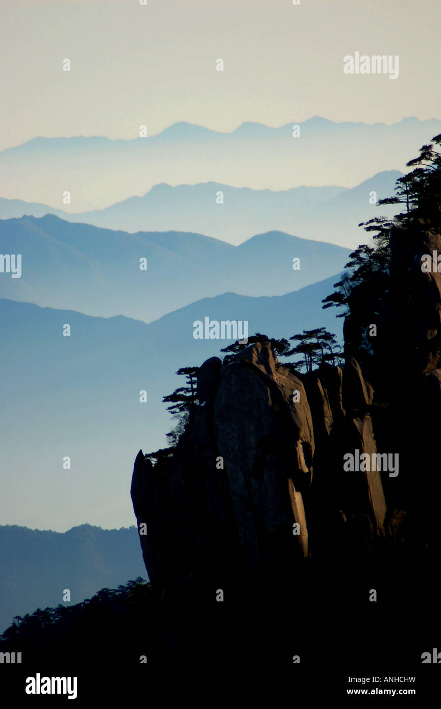 Rock formation et la vue sur les montagnes au-delà de c Banque D'Images