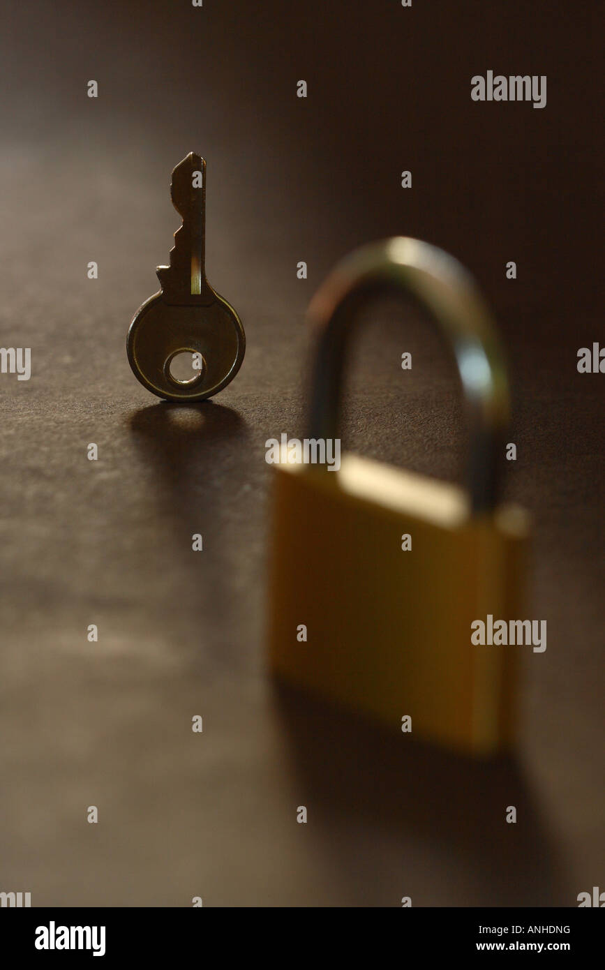 Cadenas et clé sécurisée verrouillée à l'arrêt Banque D'Images