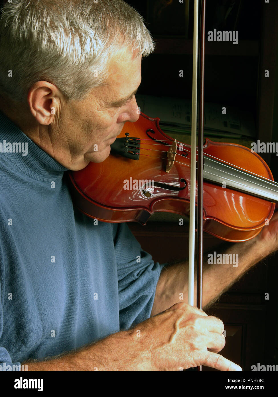 Fiche mâle ressemble à la musique tout en jouant du violon Banque D'Images