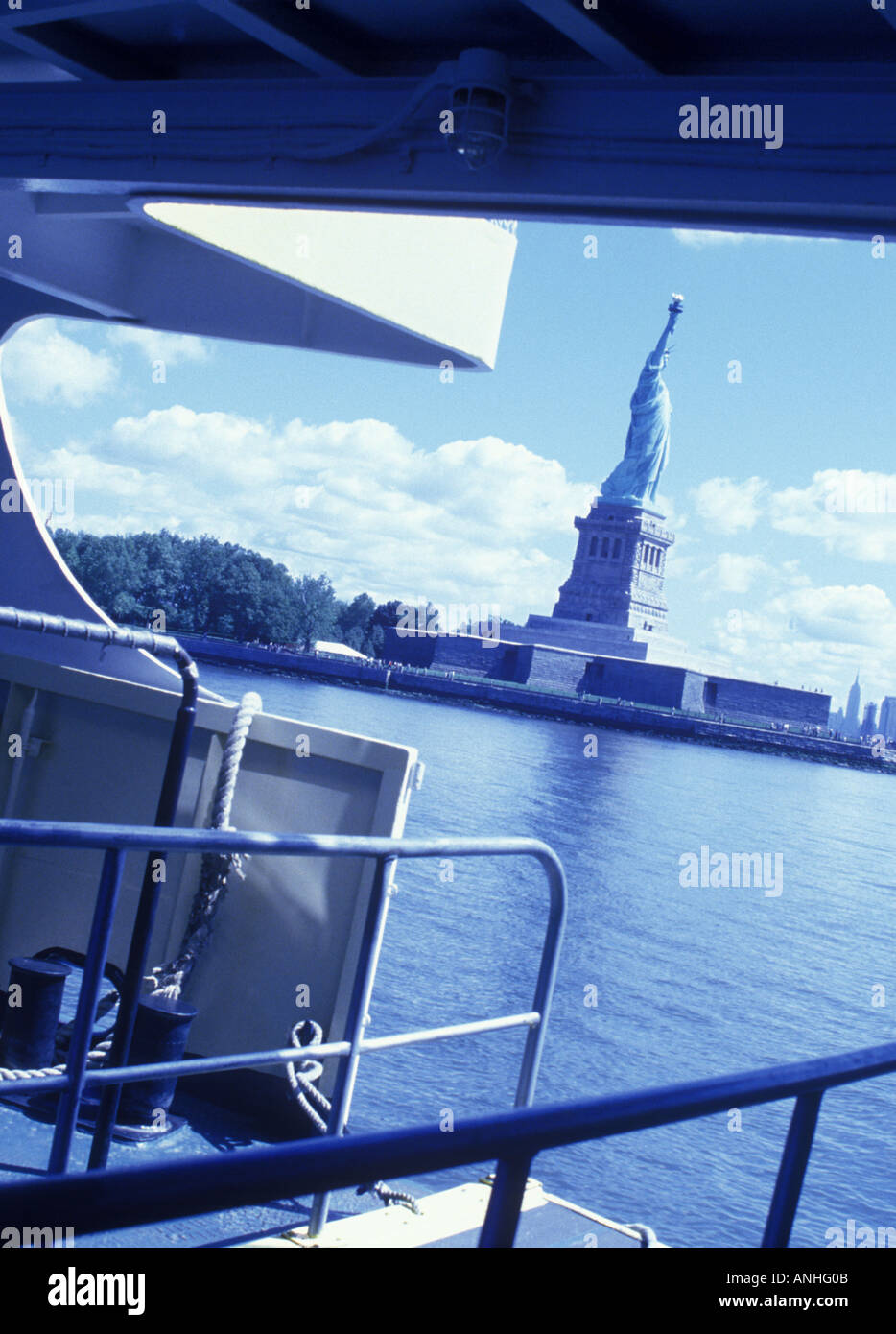 Statue de la liberté, New York.Ferry Liberty Island à Lower Manhattan.Visite de la ville de New York depuis un bateau touristique classé au patrimoine mondial de l'UNESCO.ÉTATS-UNIS Banque D'Images