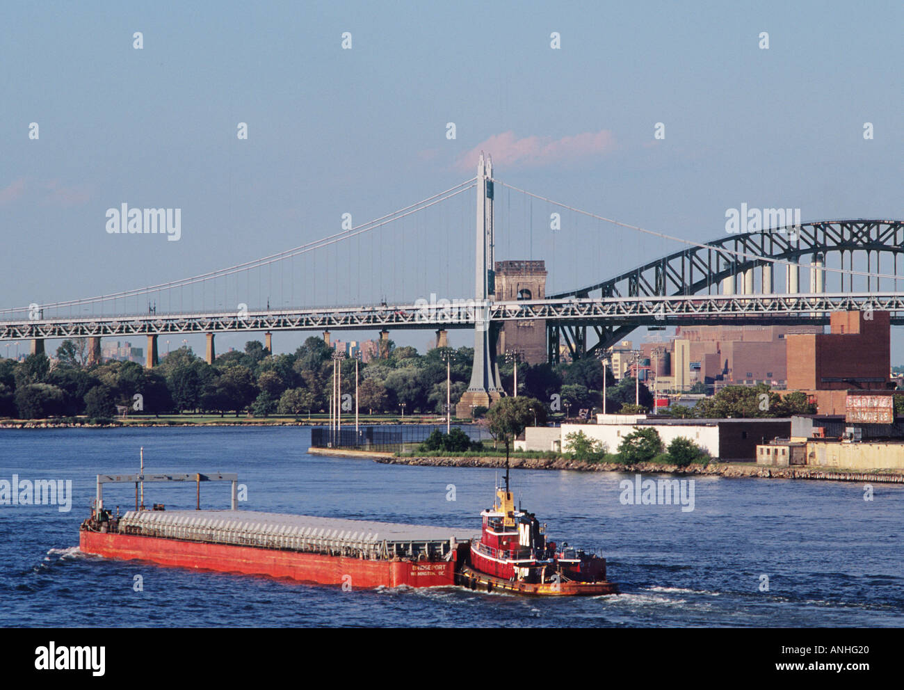 Remorqueurs ou remorqueurs et barges, ou arnaque, trafic East River avec le pont Robert F Kennedy, ou Triborough Bridge et le pont Hell Gate New York City, États-Unis Banque D'Images