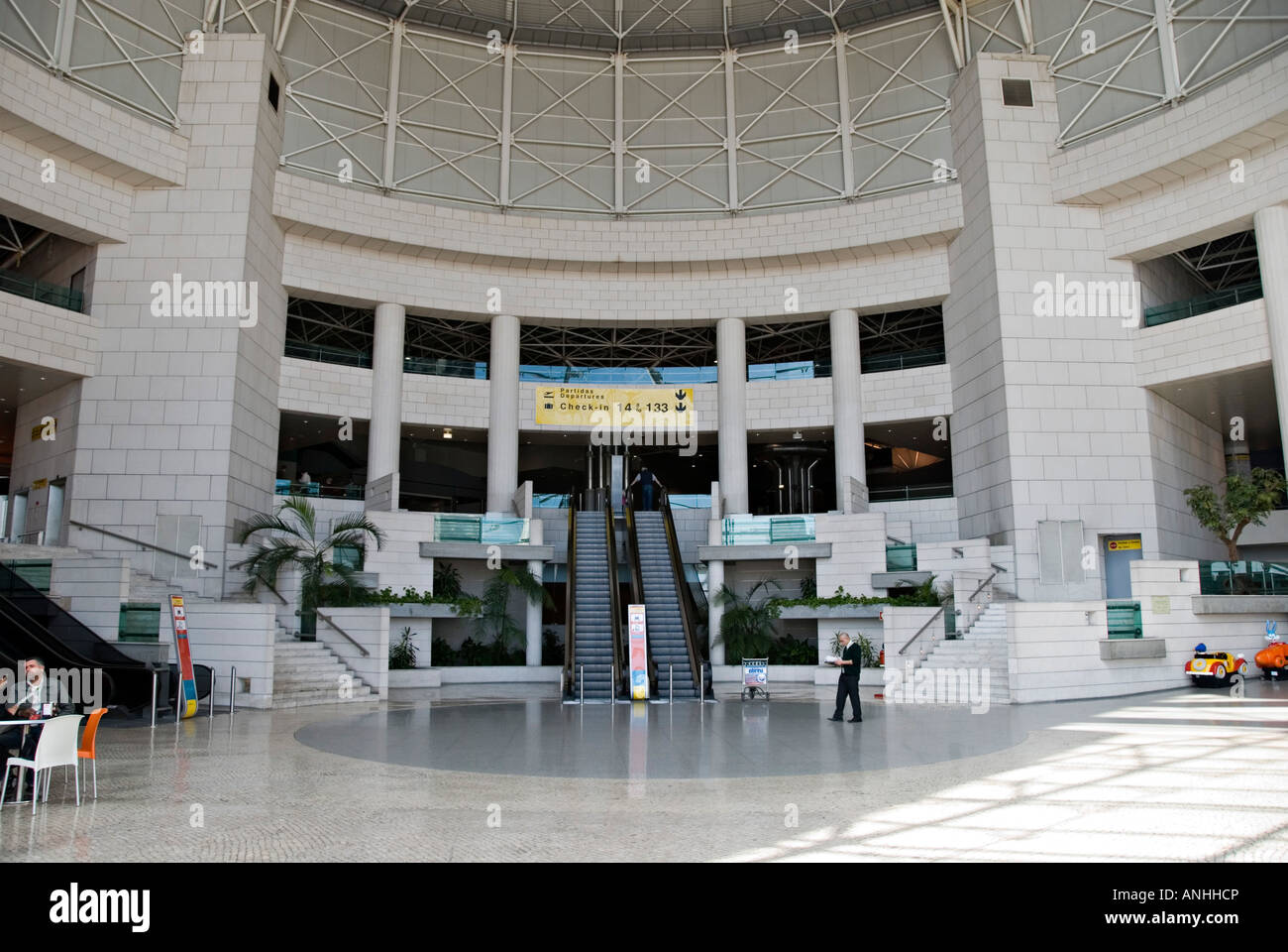 L'intérieur de l'aérogare 1 à l'aéroport de Lisbonne (Humberto Delgado Aéroport), Lisbonne, Portugal Banque D'Images