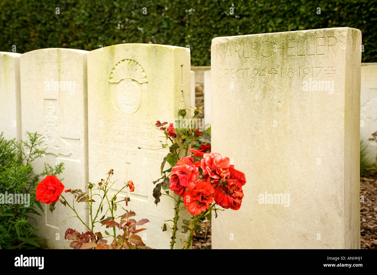 Tombe allemande dans un cimetière britannique Brandhoek nouveau cimetière militaire CSGC en Belgique Banque D'Images