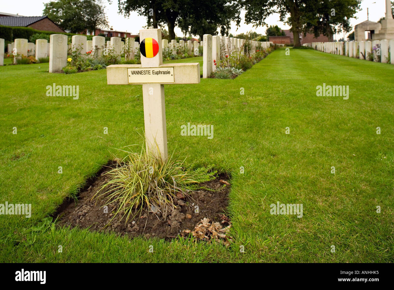 Tombe d'un soldat belge parmi les tombes britanniques à Poperinghe Belgique nouveau cimetière militaire. Banque D'Images
