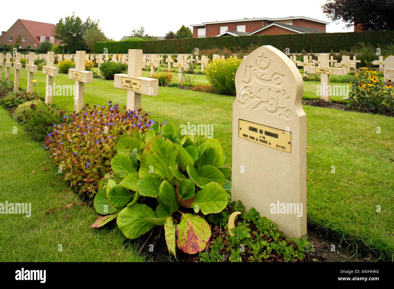 Tombe d'un soldat français musulmans parmi les tombes à Poperinghe Belgique nouveau cimetière militaire. Banque D'Images