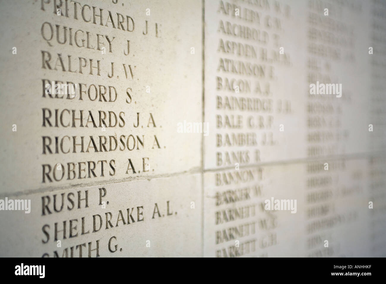 Noms sur le mémorial aux disparus de Ploegsteert dans WW1 en Belgique Banque D'Images