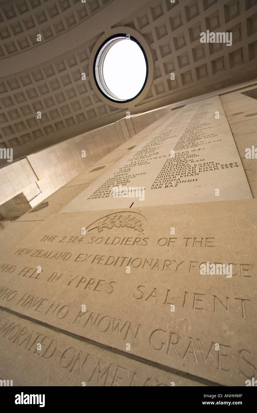 À la recherche jusqu'au toit de la Porte de Menin mémorial aux disparus à Ypres en Belgique Banque D'Images