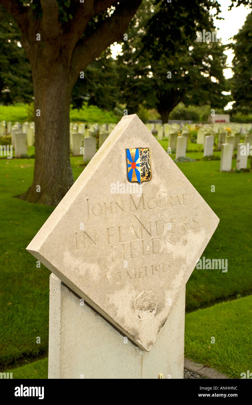 Marqueur de l'Albertina John McCrae au champ d'honneur de l'auteur poème à Essex Farm Cemetery près de Ypres, Belgique Banque D'Images