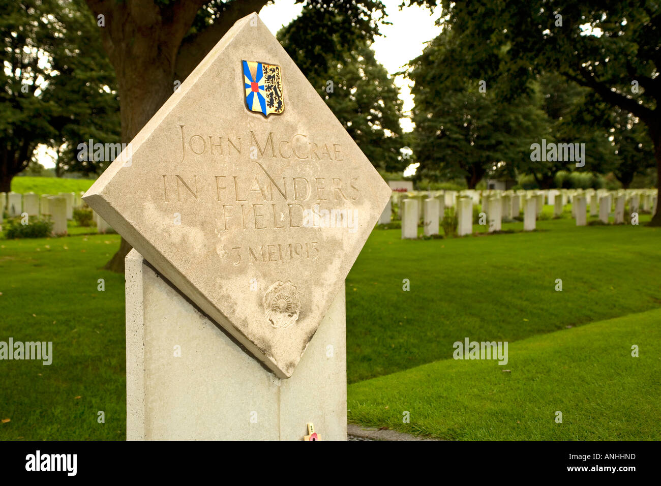 Marqueur de l'Albertina John McCrae au champ d'honneur de l'auteur poème à Essex Farm Cemetery près de Ypres, Belgique Banque D'Images