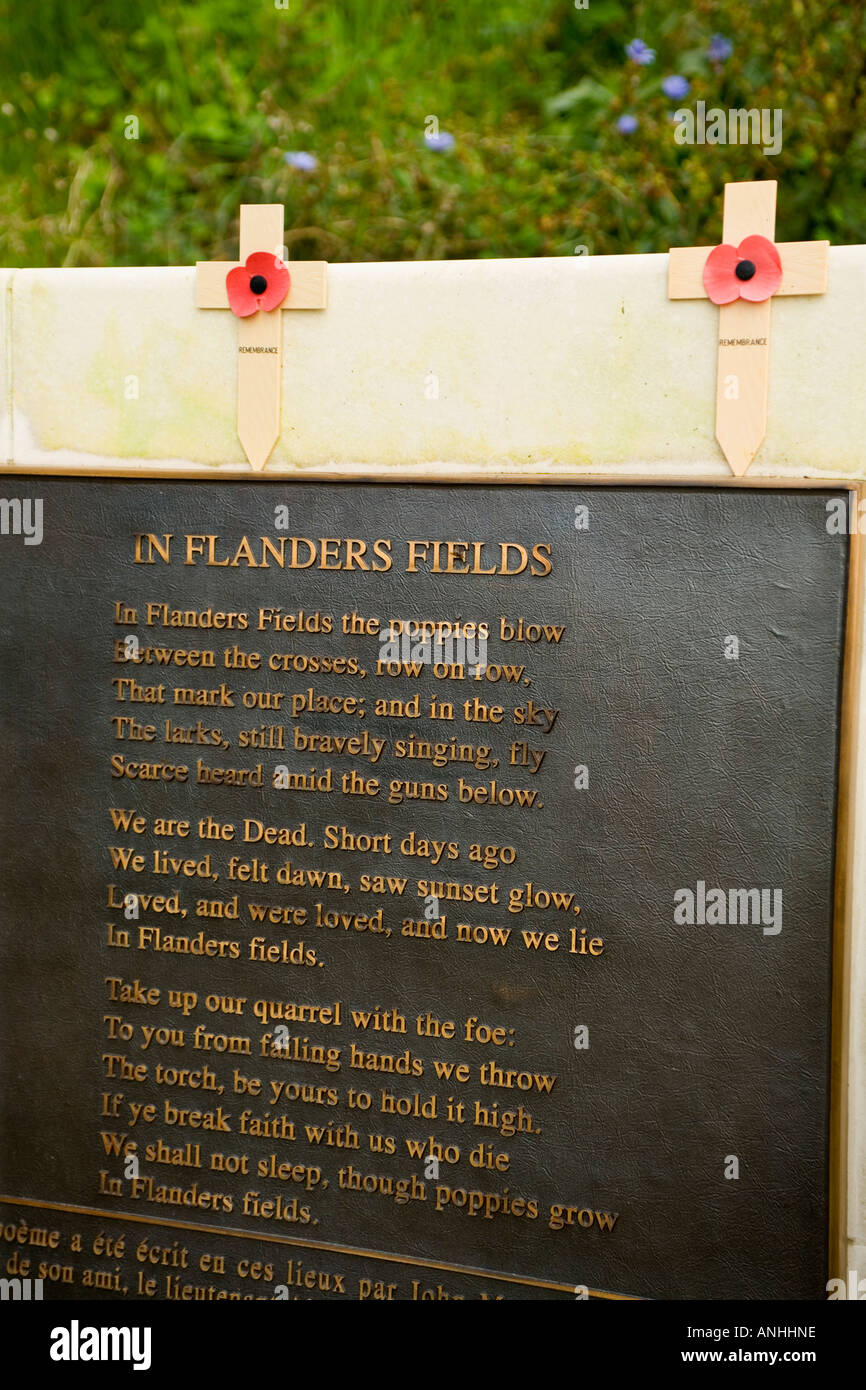 Mémorial pour poète John McCrae au champ d'honneur qui a écrit un poème à l'Essex Farm Cemetery près de Ypres, Belgique Banque D'Images