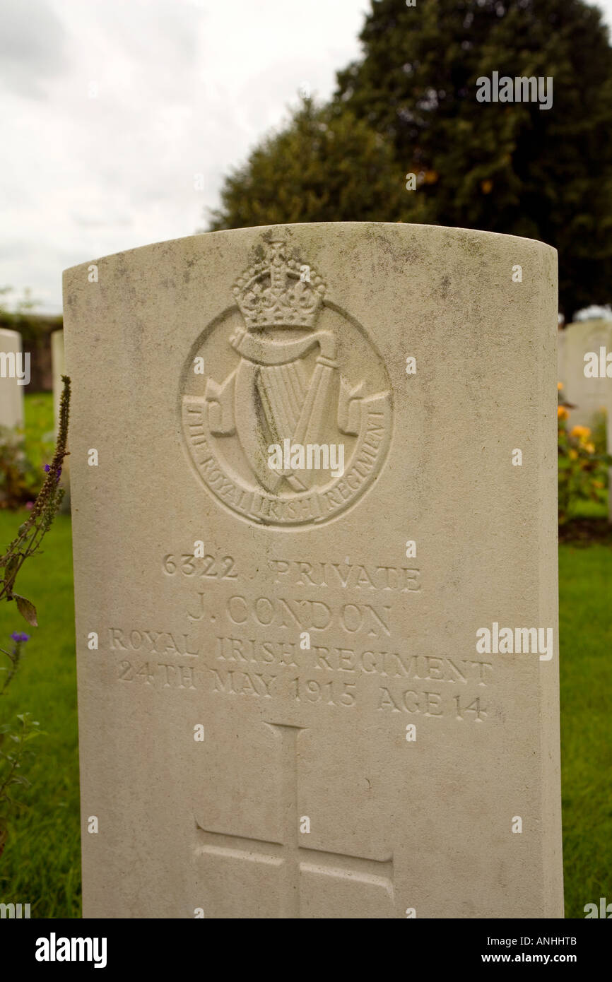 J privé Condon. À 14 probablement le plus jeune soldat à mourir dans la PREMIÈRE GUERRE MONDIALE forces britanniques. Poelkapelle British Cemetery en Belgique Banque D'Images