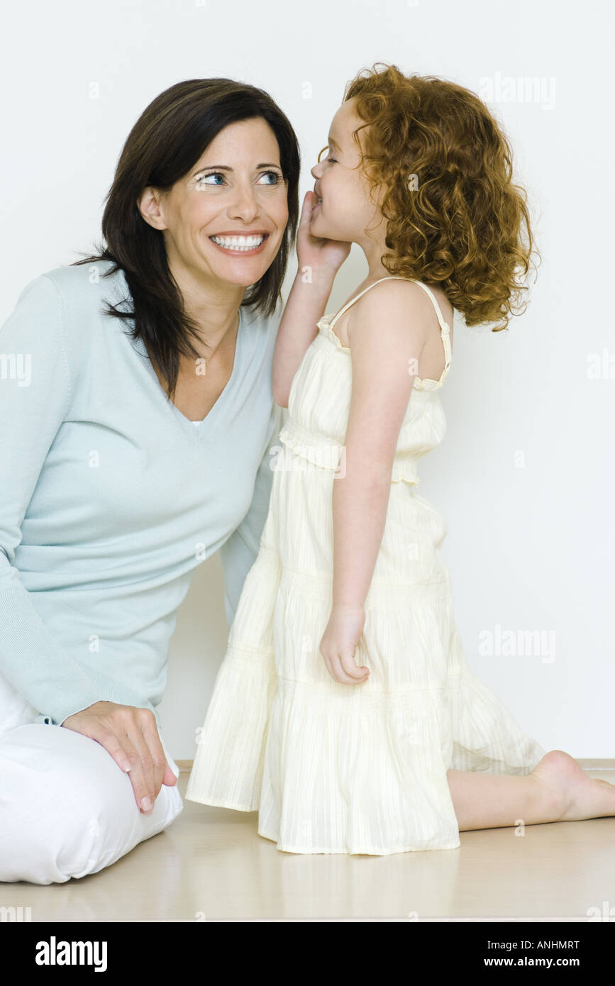 Little girl whispering à mère Banque D'Images