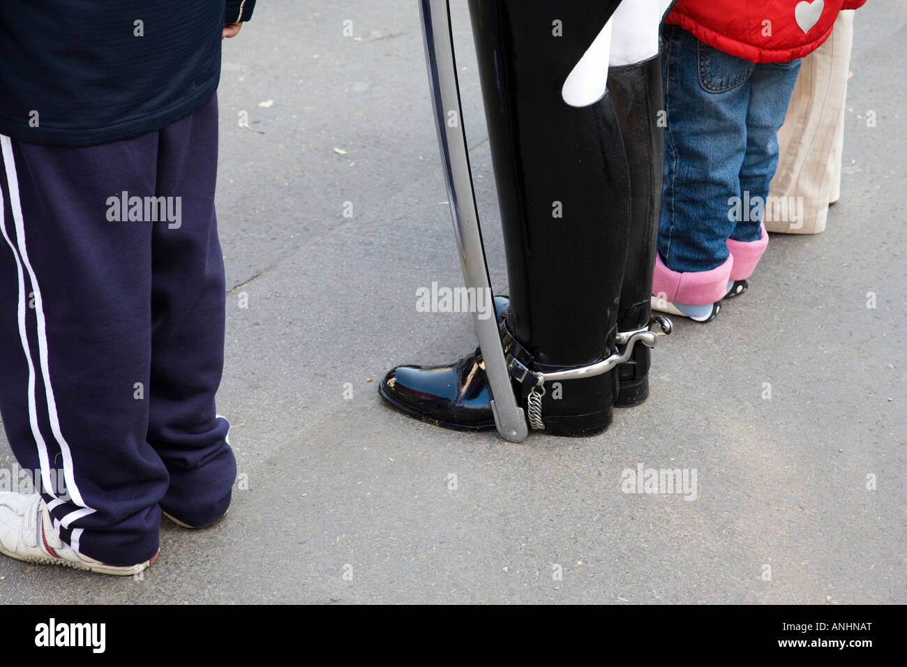 Le contraste de la chaussure d'un garde de la vie (de la Household Cavalry) avec les touristes, Londres, Angleterre. Banque D'Images