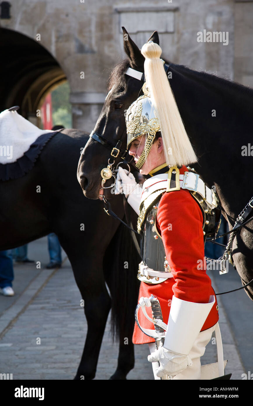 Un sauveteur de la Household Cavalry Regiment à l'avant-cour du bâtiment Horseguards, Londres, Angleterre. Banque D'Images