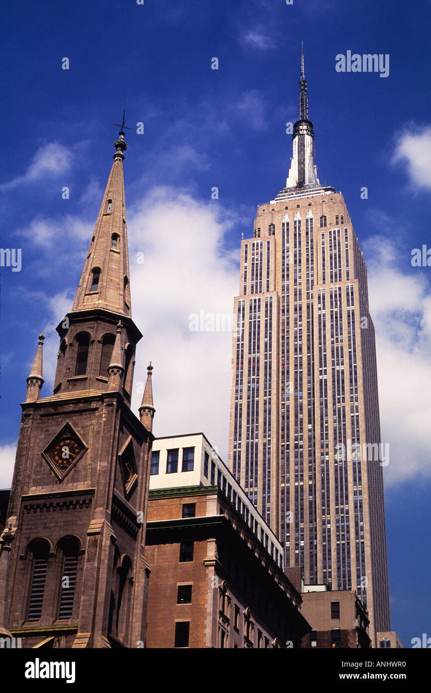 Empire State Building, gratte-ciel art déco et la Collégiale historique de Midtown Manhattan Towers, sur la Cinquième Avenue à New York, New York. Banque D'Images