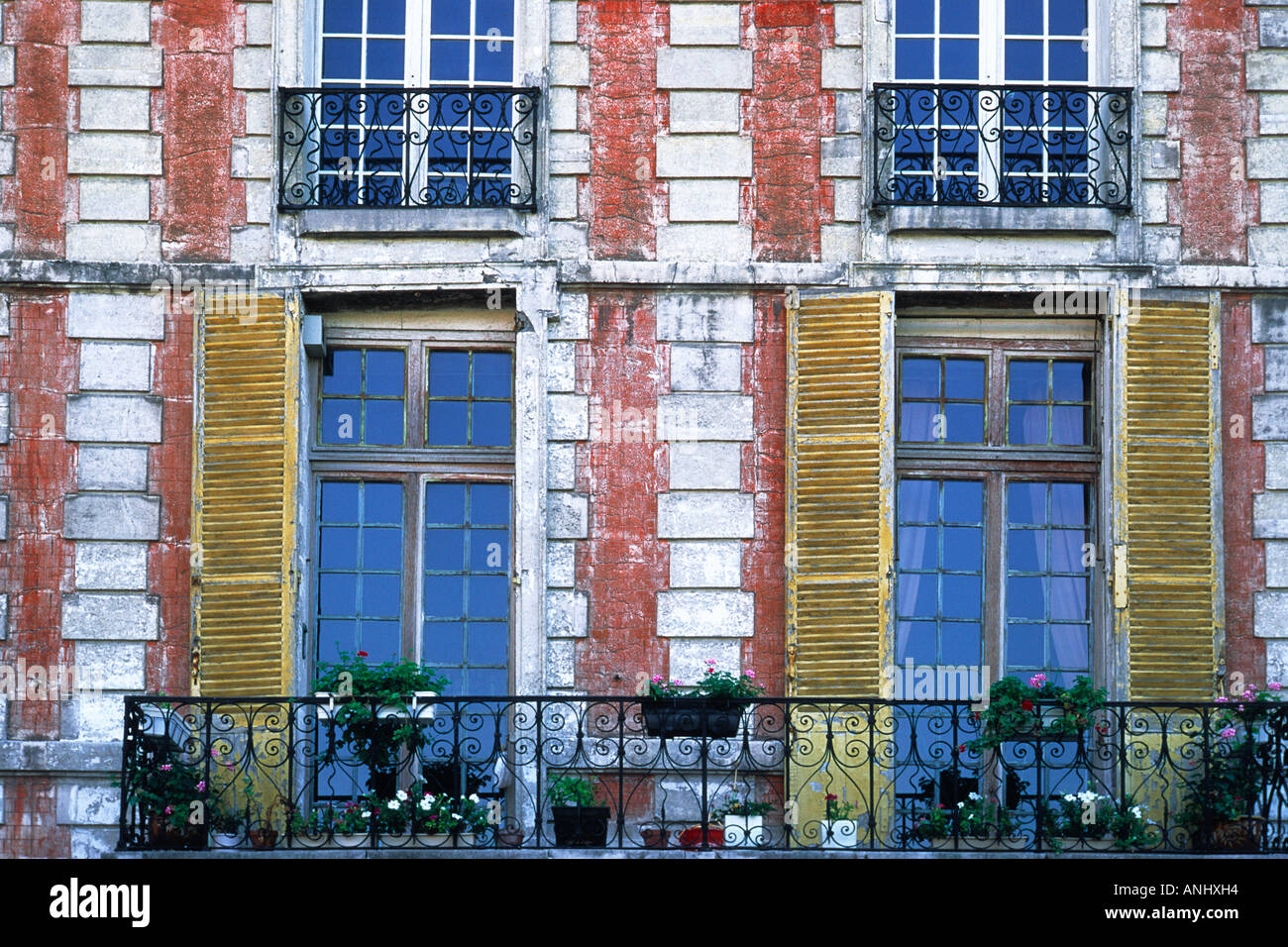 France, Paris, le Marais, gros plan de la place des Vosges. Fenêtres et  balcon dans un ancien immeuble du XVIIe siècle situé dans le centre de  Paris Photo Stock - Alamy