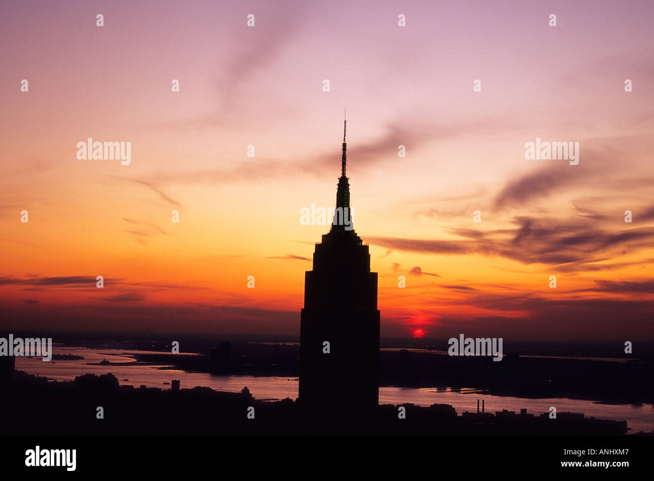 L'Empire State Building, une tour de gratte-ciel art déco dans le quartier Midtown de New York City, a été taillé par un coucher de soleil sur les gratte-ciel.Vue aérienne. Banque D'Images