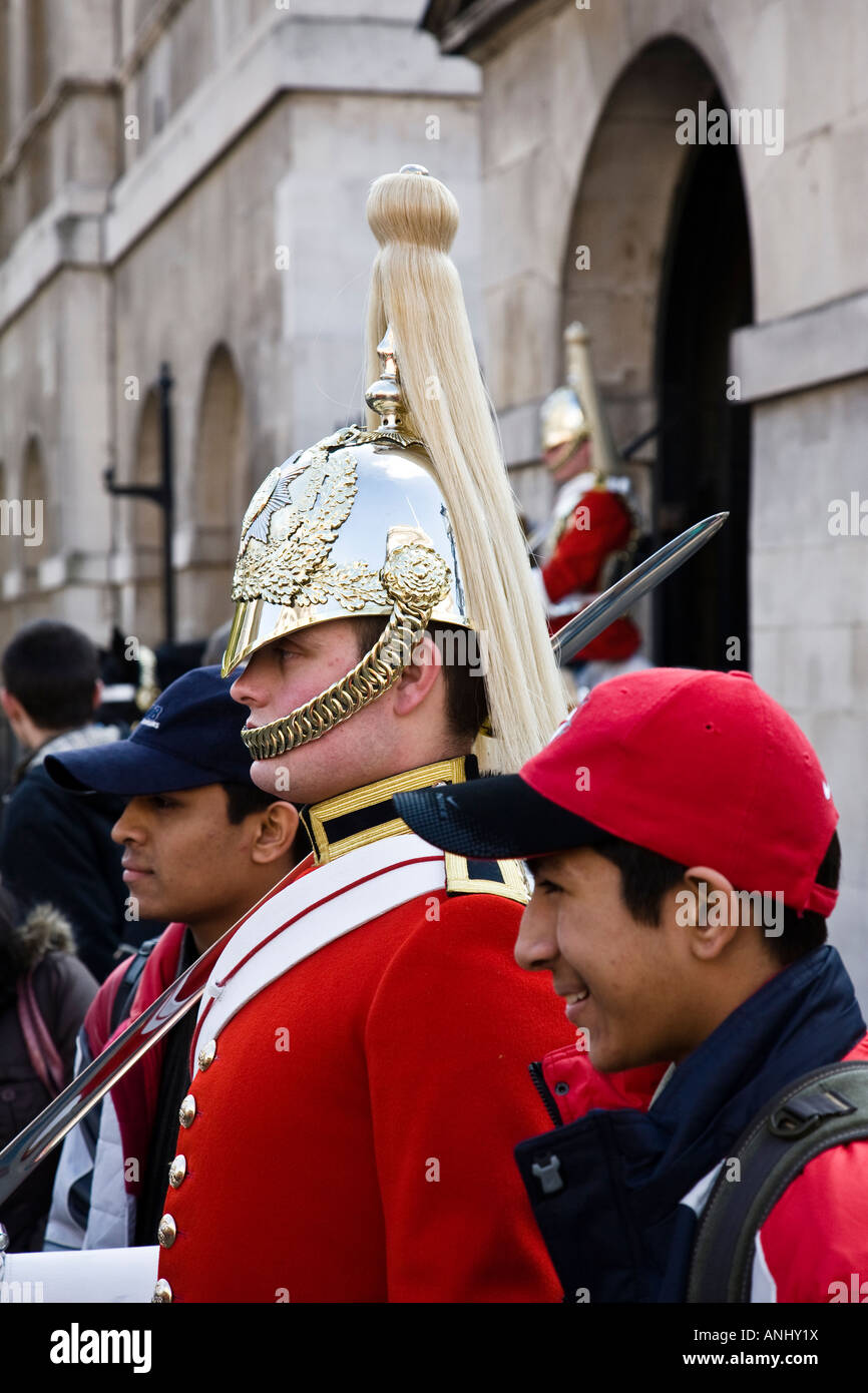 Un sauveteur de la Household Cavalry Regiment en devoir de touristes posant pour des photos à l'extérieur de la Horse Guards Building Banque D'Images