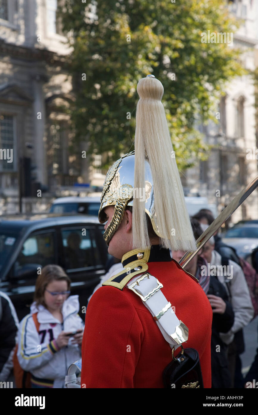 Vue arrière d'un sauveteur de la Household Cavalry Regiment en devoir à l'extérieur du bâtiment des Horse Guards à Whitehall, Londres. Banque D'Images