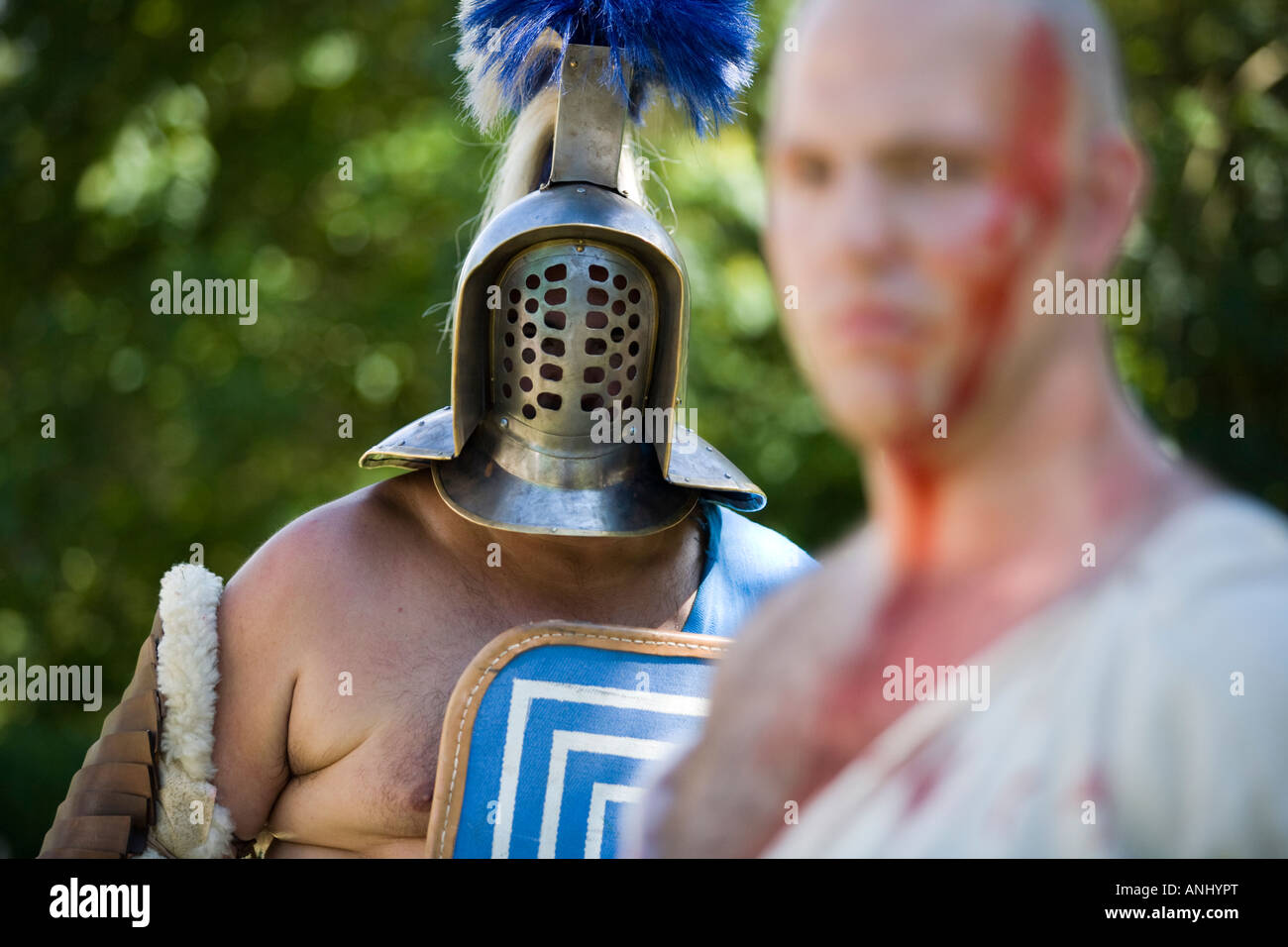Reenactors habillé en époque romaine, Gladiateurs Villa Chedworth, Gloucestershire, Royaume-Uni Banque D'Images