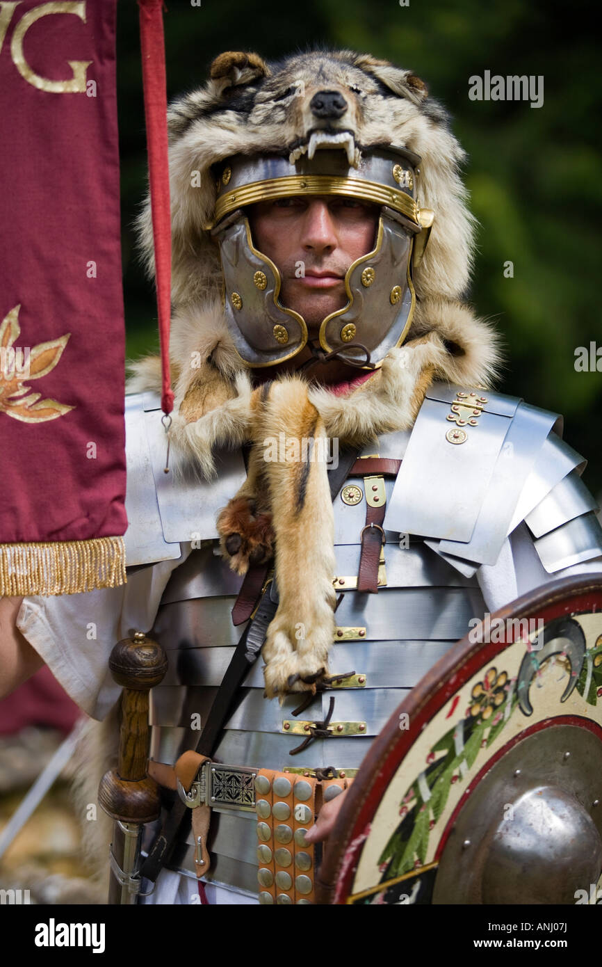 Un reenactor vêtu comme un centurion romain et la tenue d'un standard,  legionnary Chedworth, Gloucestershire, Royaume-Uni Photo Stock - Alamy