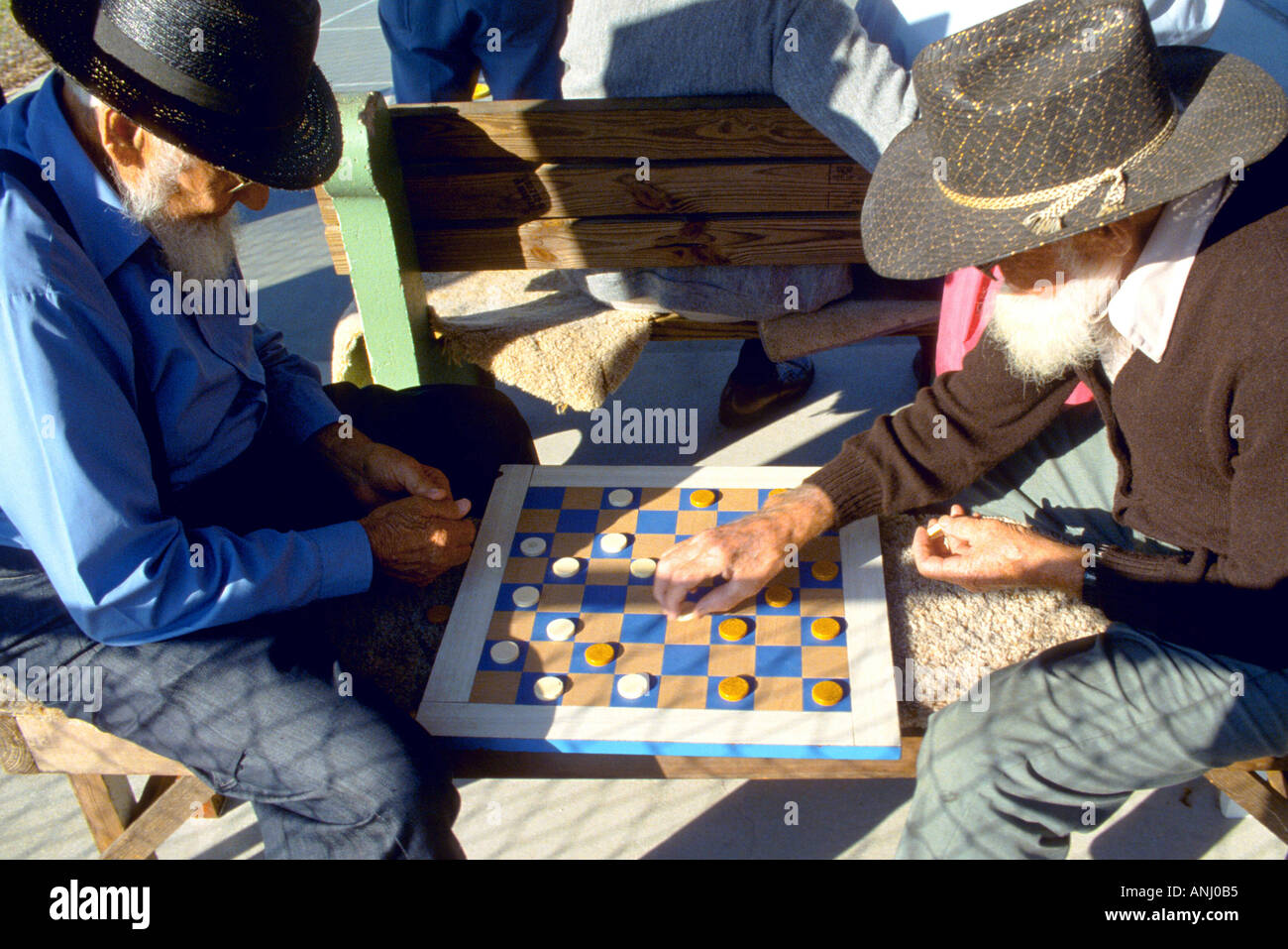 Les mâles adultes jouer amish jeu checkers Pinecraft Sarasota en Floride Banque D'Images