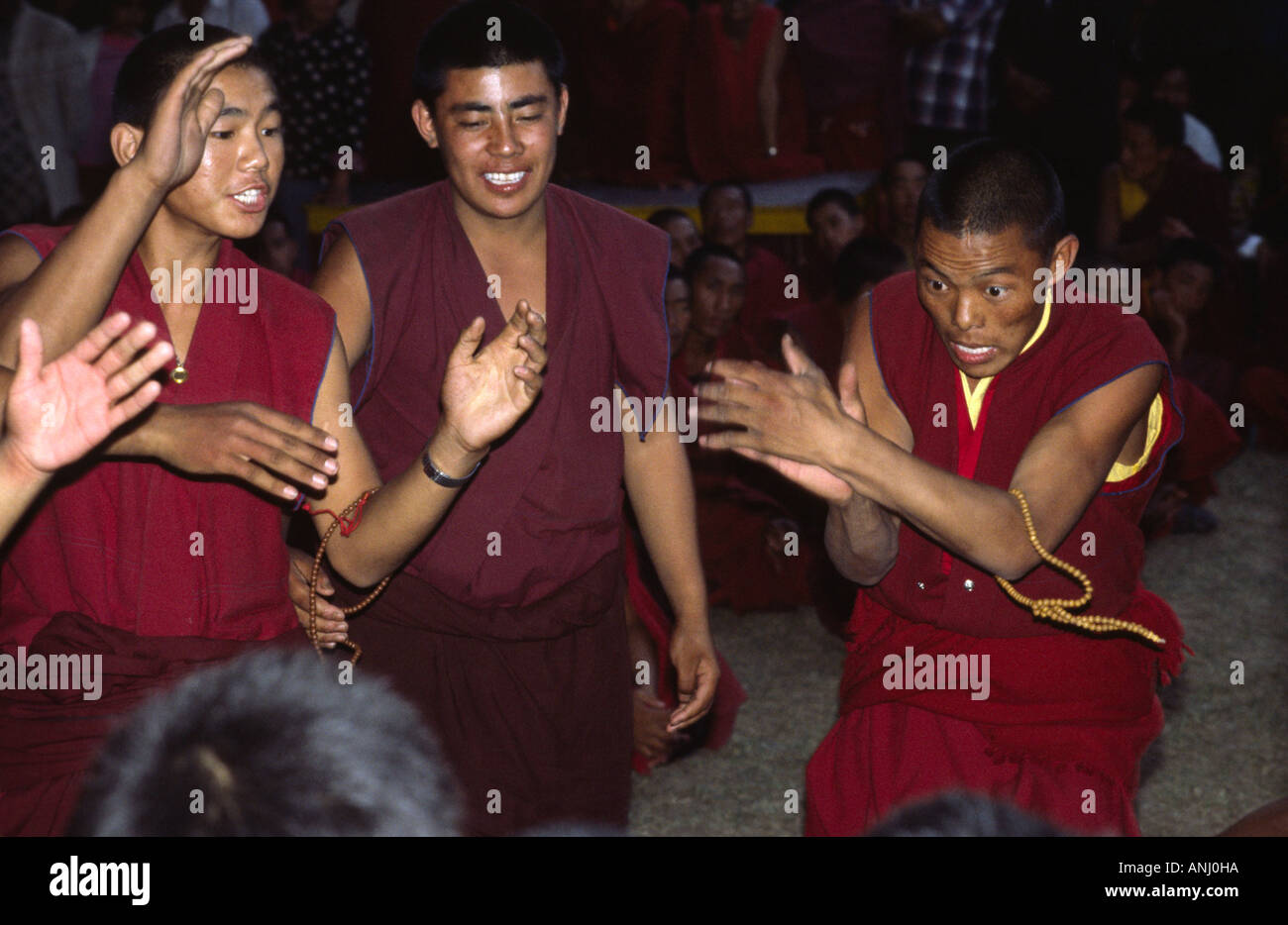 Les moines bouddhistes tibétains débattent de points de doctrine dans leur style distinctif de Challenger et de Defender. Dharamsala, Himachal Pradesh. Inde Banque D'Images