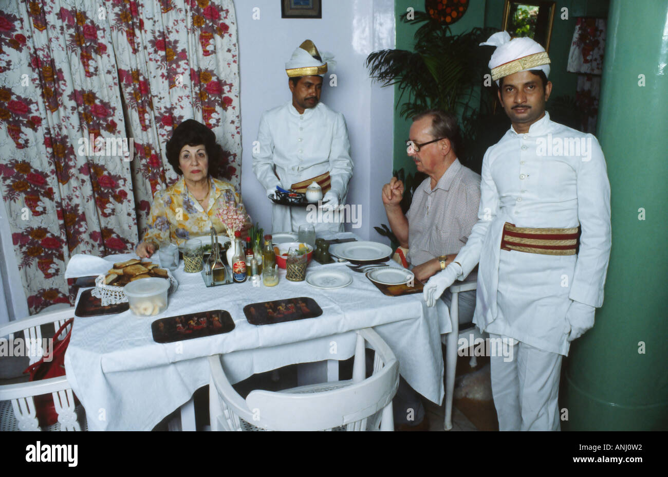 Violet Smith et son mari Le Major Ted Smith, propriétaires précédents du célèbre Raj colonial Fairlawn Hotel, prenant le petit déjeuner. Kolkata, Inde Banque D'Images