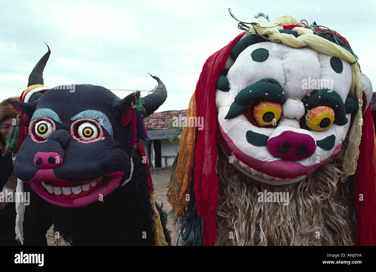 Un lion de neige et des danseurs yak traditionnels tibétains en costume dans une colonie de réfugiés à Orissa, en Inde Banque D'Images