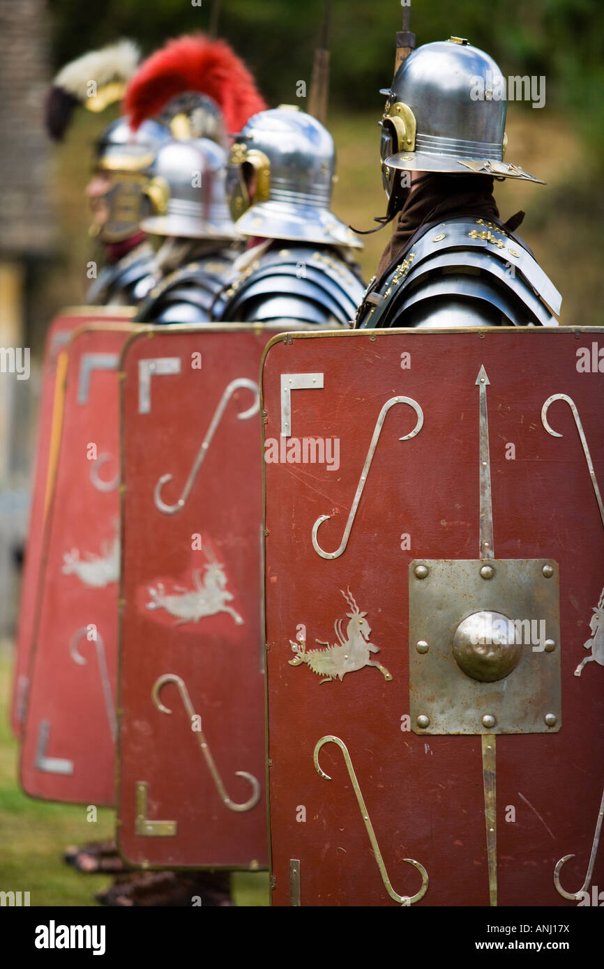 Soldats romains de boucliers et d'armes à une reconstitution de l'armée romaine, Villa Chedworth, Gloucestershire, Royaume-Uni Banque D'Images