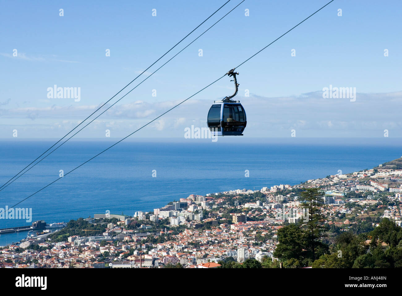 Vue sur Ville et Monte Téléphérique, Funchal, Madeira, Portugal Banque D'Images