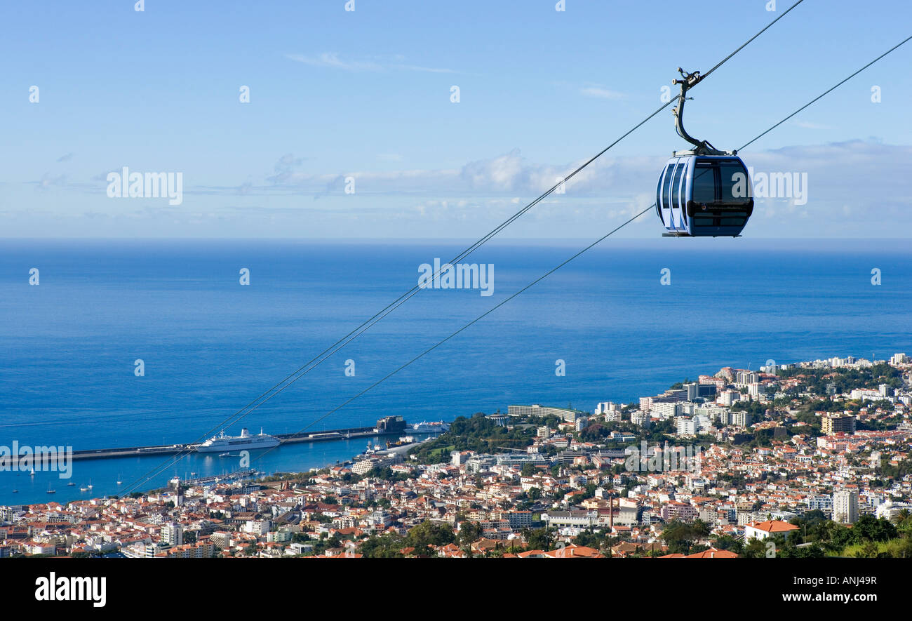 Vue sur Ville et Monte Téléphérique, Funchal, Madeira, Portugal Banque D'Images