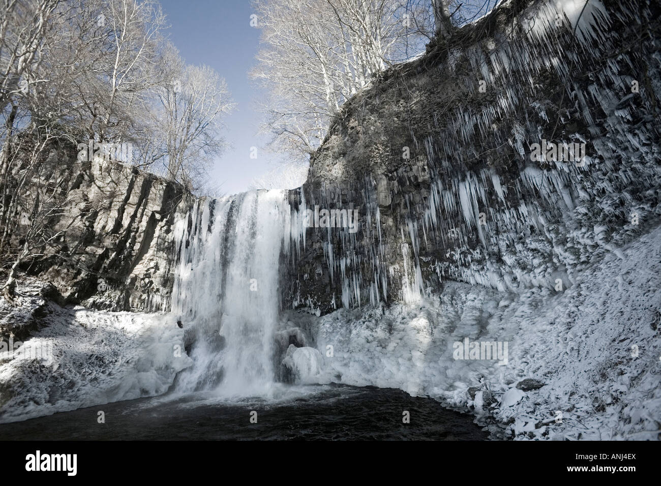 En hiver, la cascade d'Entraigues (Puy de Dôme - France). La cascade d'Entraigues, en hiver (Puy de Dôme - France). Banque D'Images