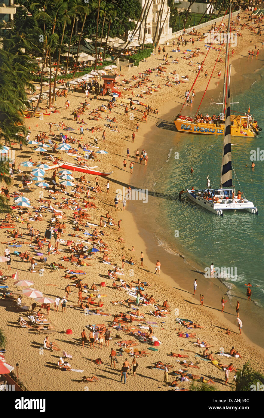 La plage de Waikiki à Honolulu avec des catamarans et des baigneurs Banque D'Images
