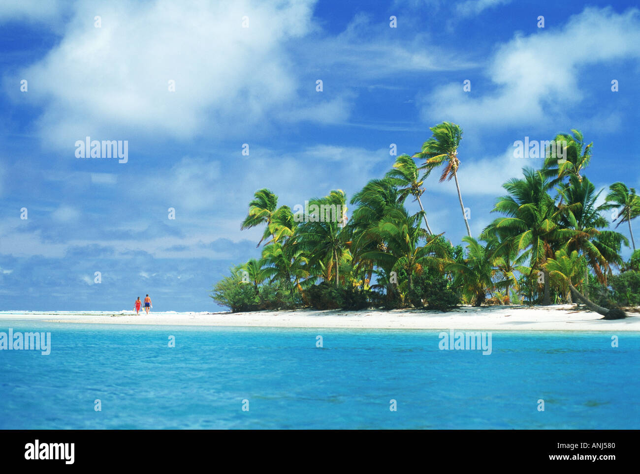 Couple sur île lointaine rive à Aitutaki Lagoon Banque D'Images