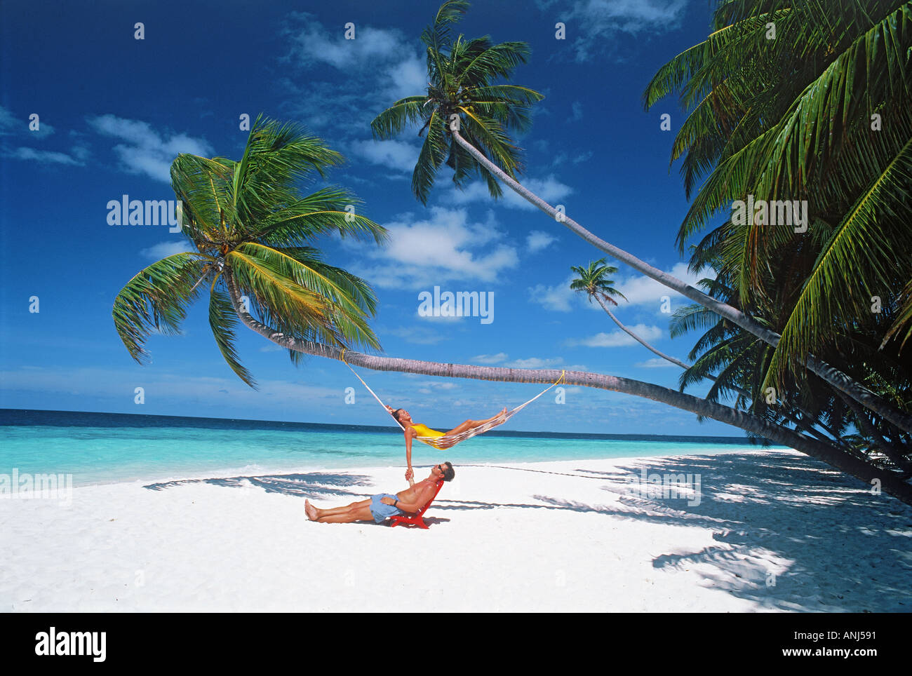Couple sur la côte de sable blanc de South Male Atoll dans les Maldives Island Banque D'Images