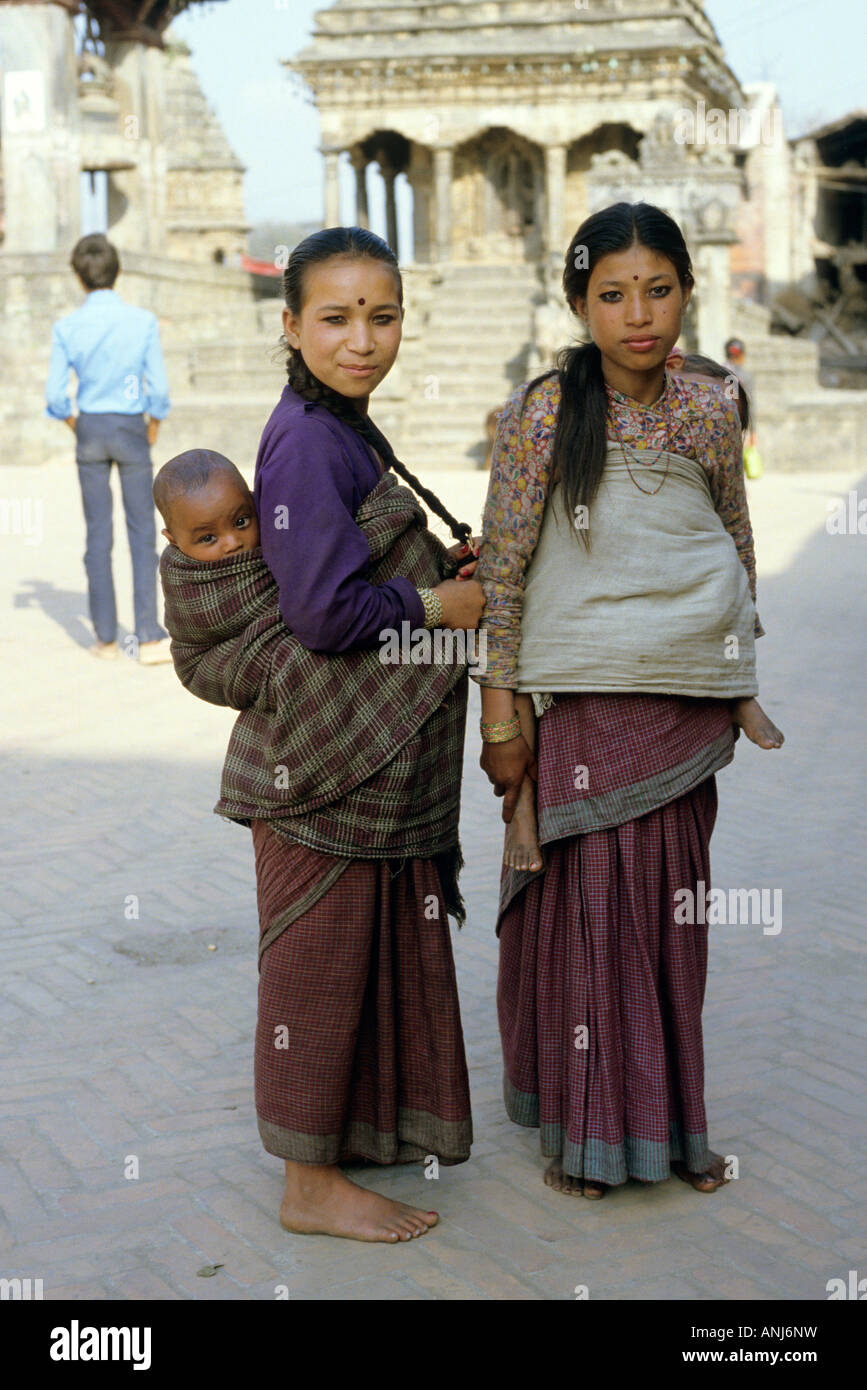 Jeunes mamans népalais portant bébé sur son dos à Bhaktapur, au Népal Banque D'Images