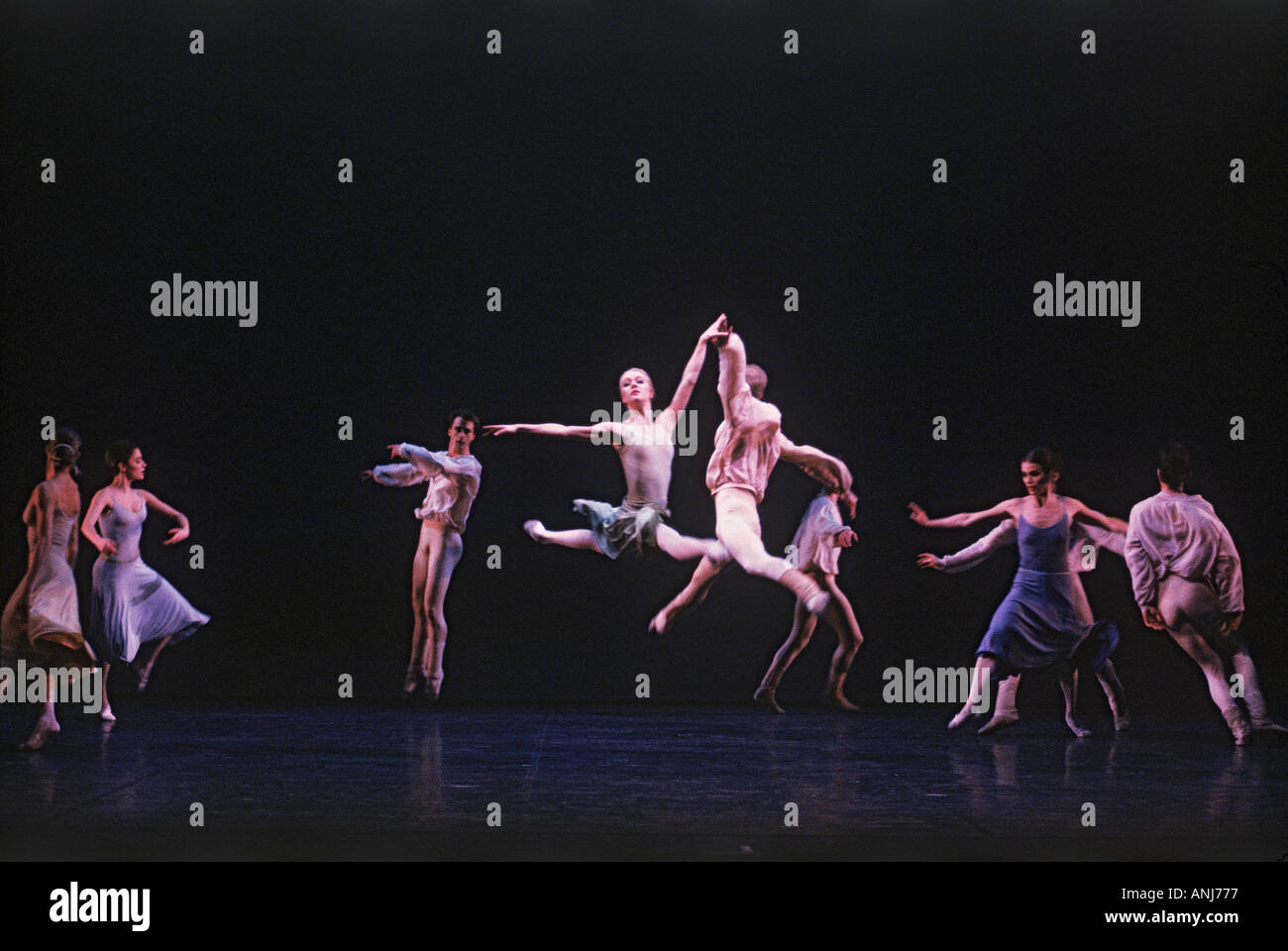 La scène de danse de l'opéra de Stockholm par Jiri Kylian Sinfonietta Banque D'Images