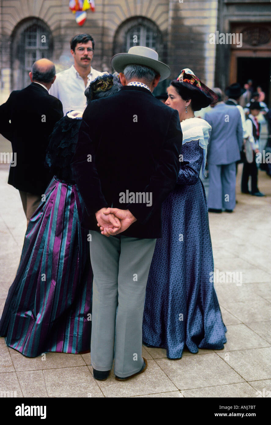 France Arles quatre personnes en costume traditionnel Banque D'Images