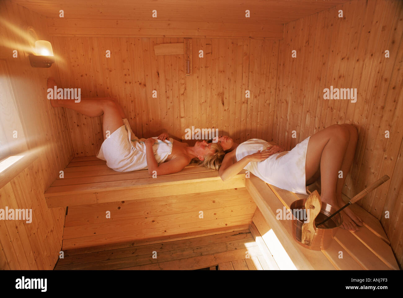 Deux femmes se reposant dans un sauna en bois en Suède Banque D'Images