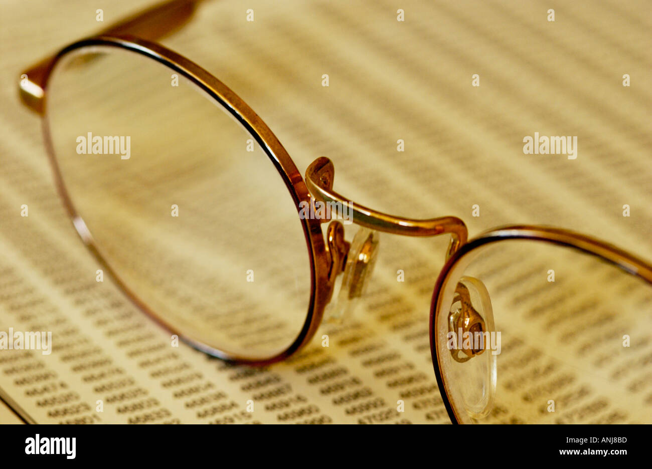 Libre de lunettes de lecture sur le document papier Banque D'Images