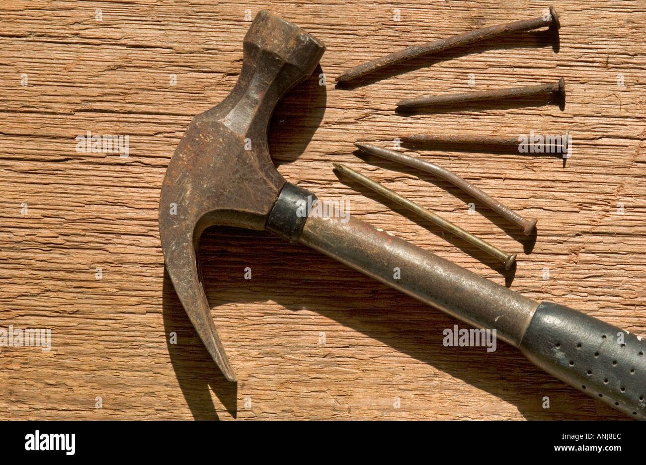 Hammer and nails sur table en bois Banque D'Images